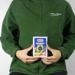 Osoba w zielonej bluzie trzyma opakowanie środka grzybobójczego Substral Syllit.