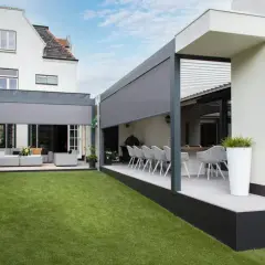 Nowoczesny taras betonowy z wygodnymi meblami wypoczynkowymi i jadalnianymi. Idealne miejsce na relaks i spotkania na świeżym powietrzu.