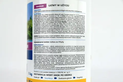 Tabletki Triochlor do dezynfekcji wody basenowej. Zalecana dawka: 10 tabletek na 10m³ wody. Poziom aktywnego chloru powinien wynosić 0,3-0,5 mg/l.