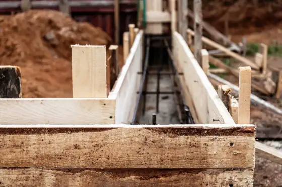 Fundament pod ogrodzenie - jak dobrać głębokość i zbrojenie?